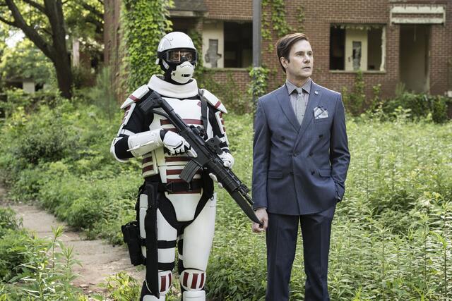 Lance Hornsby (rechts), ein Sprecher von The Commonwealth, der Pamela Miltons Befehlen folgt. | Foto: Josh Stringer/AMC