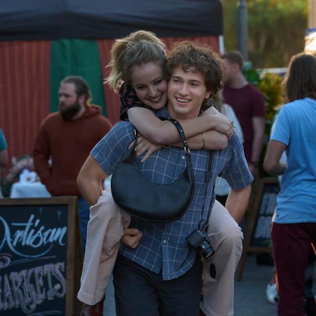 Seth Novak (Alex Fitzalan) vor seiner Zeit auf der Insel in "The Wilds" Staffel 2. | Foto: Amazon Studios