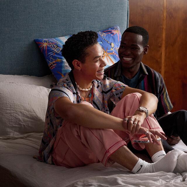 Ivan Taylor (Miles Gutierrez-Riley) vor der Insel in der 2. Staffel "The Wilds". | Foto: Amazon Studios