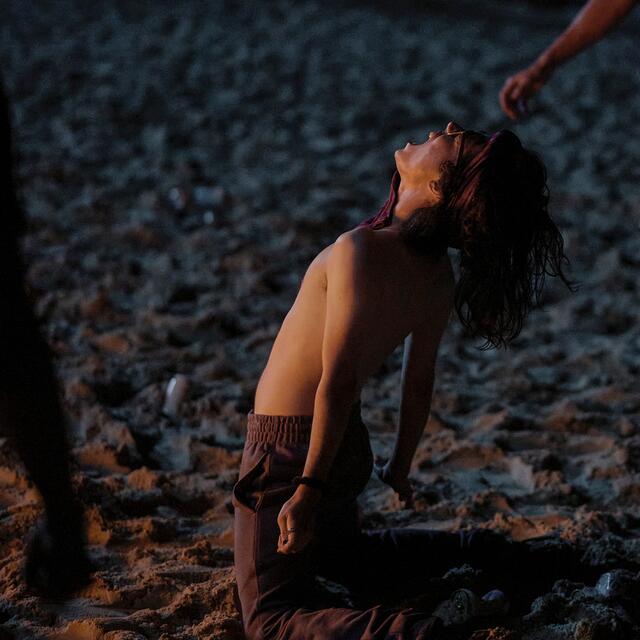 Henry Tanaka (Aidan Lapete) auf der Insel in "The Wilds" Staffel 2. | Foto: Amazon Studios