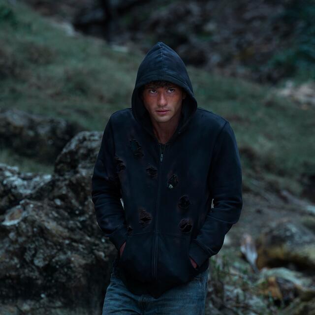 Seth Novak (Alex Fitzalan) auf der Insel in "The Wilds" Staffel 2. | Foto: Amazon Studios