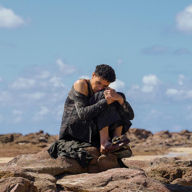 Ivan Taylor (Miles Gutierrez-Riley) auf der Insel in der 2. Staffel "The Wilds". | Foto: Amazon Studios