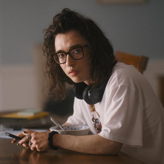 Henry Tanaka (Aidan Lapete) vor der Insel in "The Wilds" Staffel 2. | Foto: Amazon Studios