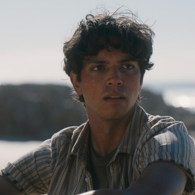 Rafael Garcia (Zack Calderon) auf der Insel in der 2. Staffel "The Wilds". | Foto: Amazon Studios