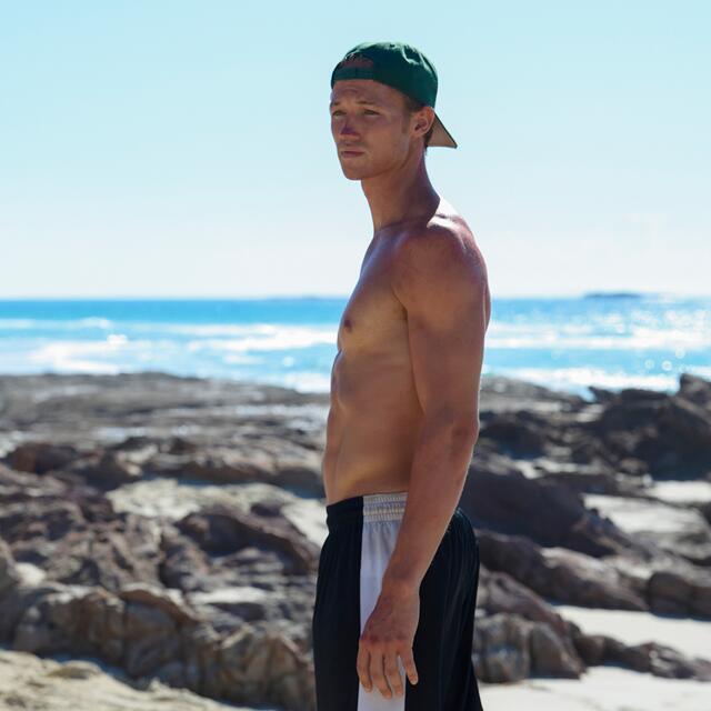 Kirin O'Connor (Charles Alexander) auf der Insel in "The Wilds" Staffel 2. | Foto: Amazon Studios