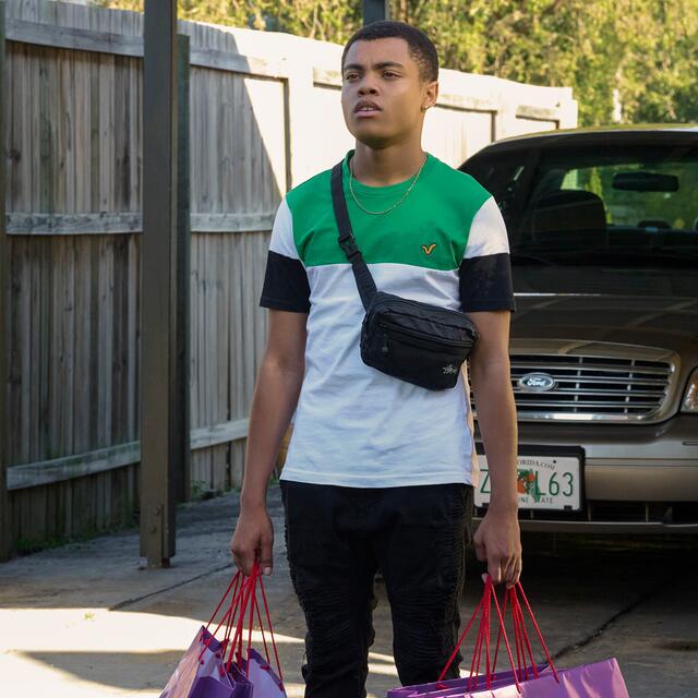 Scotty Simms (Reed Shannon) vor der Insel in "The Wilds" Staffel 2. | Foto: Amazon Studios