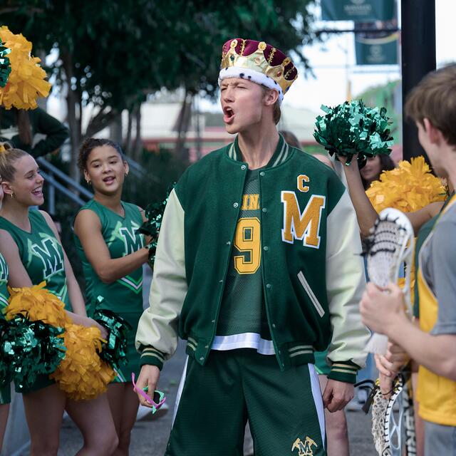 Kirin O'Connor (Charles Alexander) vor der Insel in "The Wilds" Staffel 2. | Foto: Amazon Studios