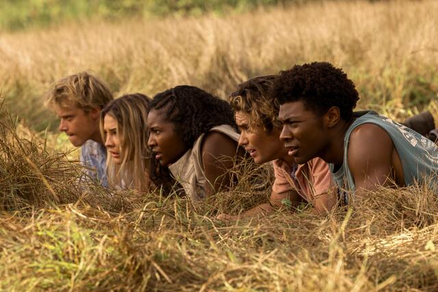Rudy Pankow als JJ, Madelyn Cline als Sarah Cameron, Carlacia Grant als Cleo, Chase Stokes als John B und Jonathan Daviss als Pope in "Outer Banks" Staffel 3. | Foto: JACKSON LEE DAVIS/NETFLIX