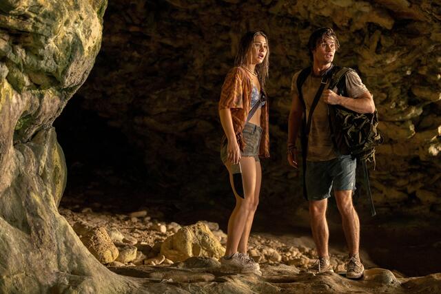Madelyn Cline als Sarah Cameron und Chase Stokes als John B in "Outer Banks" Staffel 3. | Foto: JACKSON LEE DAVIS/NETFLIX