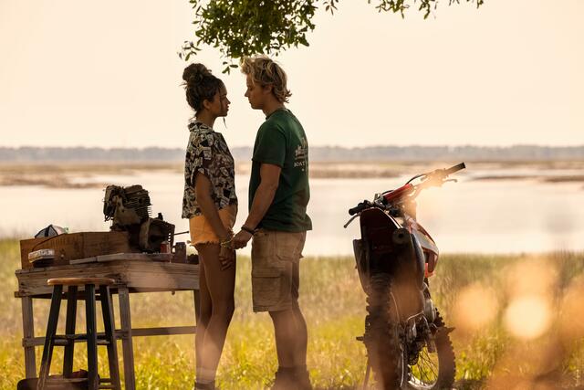 Madison Bailey als Kiara und Rudy Pankow als JJ in "Outer Banks" Staffel 3. | Foto: JACKSON LEE DAVIS/NETFLIX