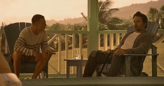 Drew Starkey als Rafe und Charles Esten als Ward Cameron in "Outer Banks" Staffel 3. | Foto: Netflix