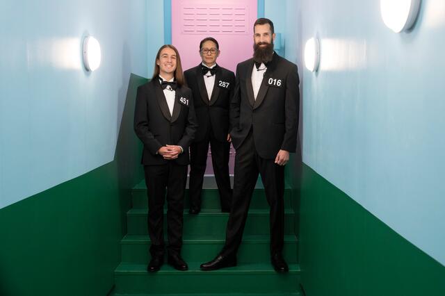 Für das Finale von "Squid Game: The Challenge" haben sich Phill, Mai und Sam herausgeputzt. | Foto: PETE DADDS/NETFLIX
