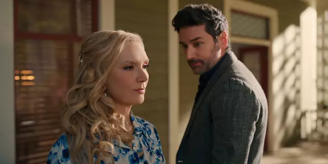 Teryl Rothery (links) und Mark Ghanimé (rechts) als Muriel und Dr. Cameron Hayek in der 6. Staffel "Virgin River".
 | Foto: 2024 Netflix, Inc.