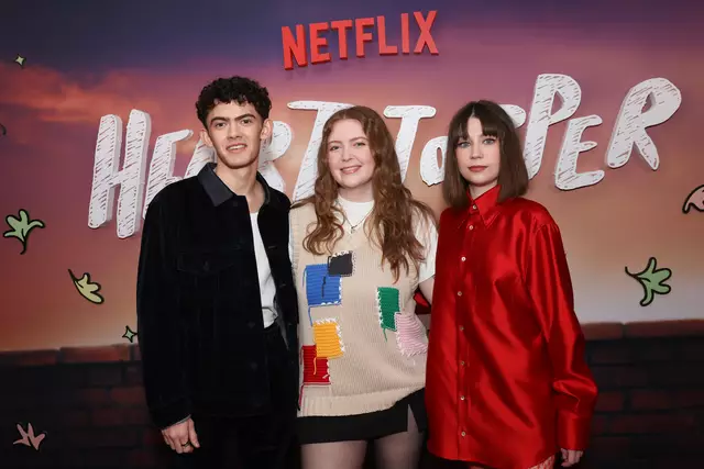 Joe Locke, Alice Oseman und Jenny Walser bei der Premiere von "Heartstopper" Staffel 3 | Foto: Netflix/Sama Kai