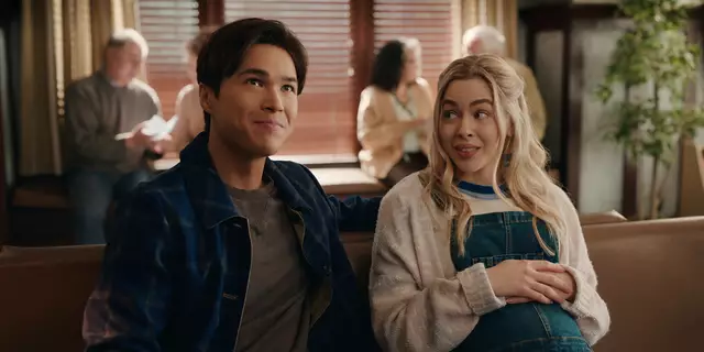 Denny (Kai Bradbury) und Lizzie (Sarah Dugdale) in "Virgin River" Staffel 6. | Foto: 2024 Netflix, Inc.