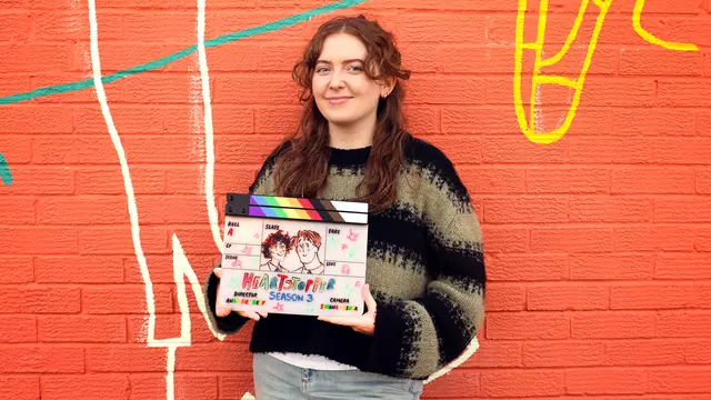 Alice oseman am Set von "Heartstopper" | Foto: Netflix