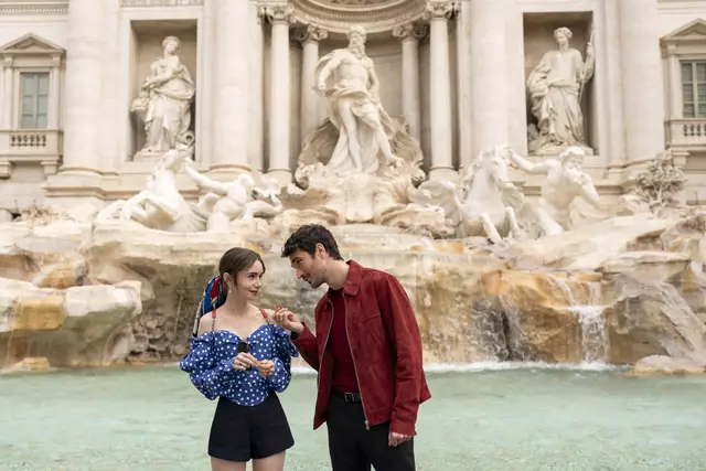 Emily vor dem Trevi Brunnen | Foto: GIULIA PARMIGIANI/NETFLIX