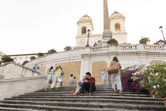 Emily auf den Stufen der Spanischen Treppe in Rom | Foto: GIULIA PARMIGIANI/NETFLIX