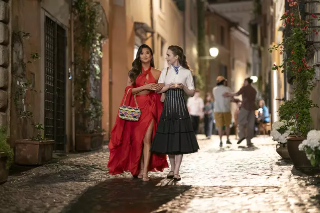 Emily und Mindy in den Straßen von Rom | Foto: GIULIA PARMIGIANI/NETFLIX
