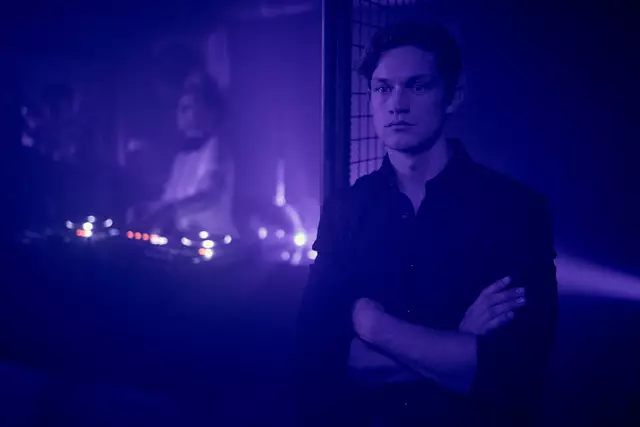 Ben sieht Zelda auf einer Party | Foto: Frank Dicks/ZDF