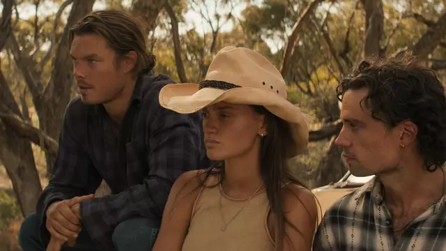 Sam Delich als Rich Petrakis, Kylah Day als Sharnie Kennedy, Sam Corlett als Marshall Lawson in "Territory" | Foto: Courtesy of Netflix