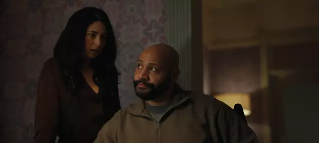 arti Mann als Violet Ebner, Colton Dunn als Lester Kitchens | Foto: Courtesy of Netflix
