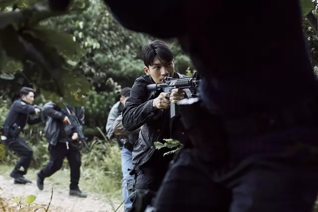 Wi Ha-joon ermittelt wieder als Detektiv und Polizist Jun-ho | Foto: No Ju-han/Netflix