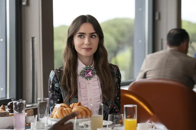 Aus "Emily in Paris" wird "Emily in Venedig". | Foto: GIULIA PARMIGIANI/NETFLIX