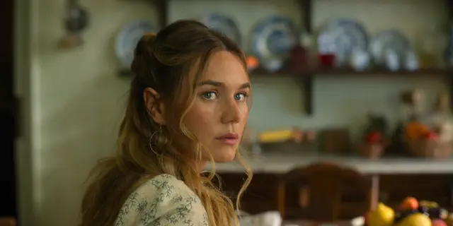 Jinny kehrt in Episode 6 von "The Buccaneers" Staffel 2 zurück nach England und stellt sich ihrem Ehemann. | Foto: Apple TV+