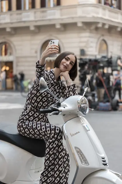 Emily (Lily Collins) zeigt sich in der 5. Staffel "Emily in Paris" mit neuer Frisur. | Foto: GIULIA PARMIGIANI/NETFLIX