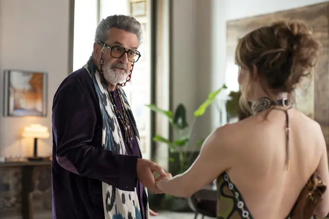 Rupert Everett in der 4. Staffel "Emily in Paris" als italienischer Designer. | Foto: GIULIA PARMIGIANI/NETFLIX