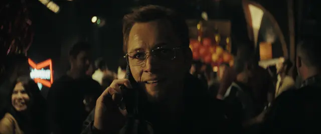 Taron Egerton als Dave Gudsen in Folge 7 von „Smoke“. Der Anruf von Ex-Frau Reba öffnet ihm die Augen. | Foto: Apple TV+