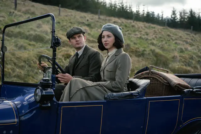 Claires Eltern in der zweiten Folge von "Outlander: Blood of My Blood" Staffel 1: Henry und Claire Beauchamp. | Foto: Sanne Gault/Starz/Sony Pictures Television; Sony Pictures Connect Inc. All Rights Reserved.