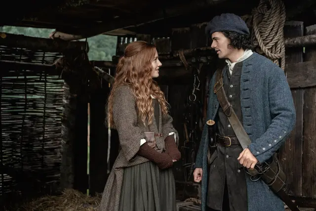 Ellen Mackenzie und Brian Fraser, die Eltern von Jamie, in "Outlander: Blood of My Blood". | Foto: Sanne Gault/Starz/Sony Pictures Television; Sony Pictures Connect Inc. All Rights Reserved.