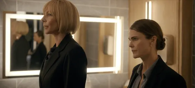 Grace (Allison Janney) und Kate (Keri Russell) in der 3. Staffel "Diplomatische Beziehungen" auf Netflix. | Foto: Courtesy of Netflix