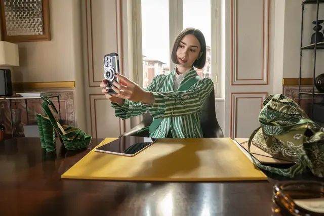 Grün ist ihre Farbe: Lily Collins als Emily Cooper. | Foto: CAROLINE DUBOIS/NETFLIX