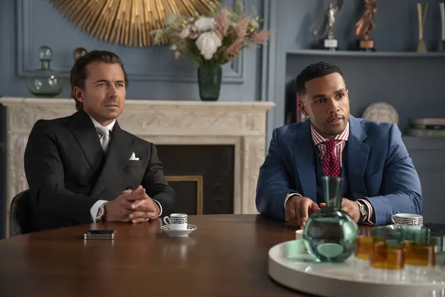 Antoine Lambert (William Abadie) und Alfie (Lucien Laviscount) in der 5. Staffel "Emily in Paris". | Foto: CAROLINE DUBOIS/NETFLIX