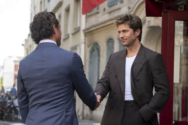Antoine Lambert (William Abadie) und Gabriel (Lucas Bravo) in "Emily in Paris" Staffel 5. | Foto: CAROLINE DUBOIS/NETFLIX