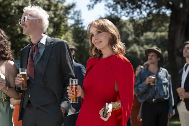 Luc (Bruno Gouery) und Sylvie Grateau (Philippine Leroy-Beaulieu) in der 5. Staffel "Emily in Paris". | Foto: GIULIA PARMIGIANI/NETFLIX