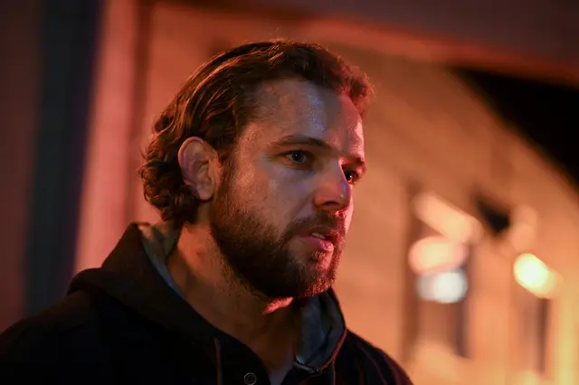Max Thieriot als Bode Leone in "Fire Country". Im September startet Staffel 4 auf Sky und WOW. | Foto: Sergei Bachlakov/CBS ©2025 CBS Broadcasting, Inc. All Rights Reserved