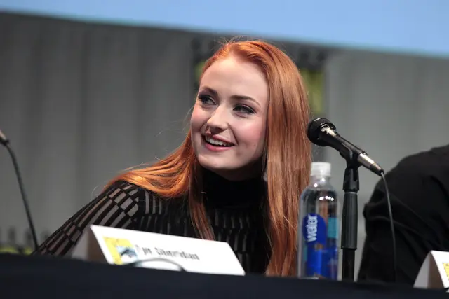 Sophie Turner wird die neue Lara Croft für Amazon. | Foto: Courtesy of Gage Skidmore via Flickr.com, Creative Commons: CC BY-SA 2.0 (https://creativecommons.org/licenses/by-sa/2.0/deed.de)