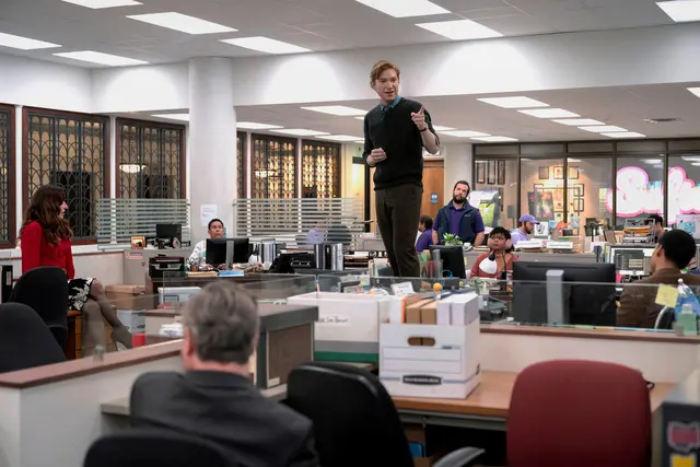 Domnhnall Gleeson spielt den neuen Chefredakteur einer kleinen, untergehenden Lokalzeitung in "The Paper", dem offiziellen Spin-off zu "The Office". | Foto: Aaron Epstein/PEACOCK