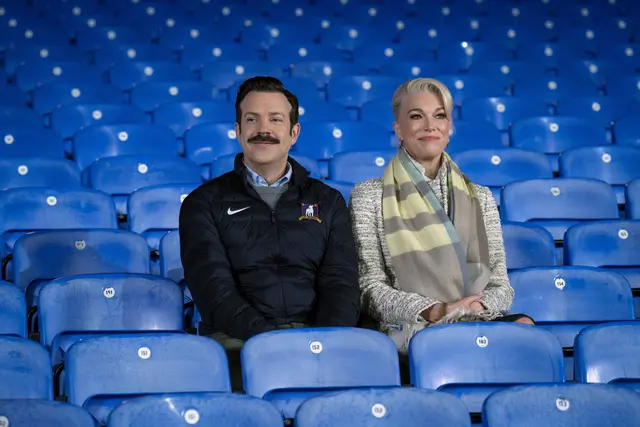 Szene aus Staffel 3: Ted Lasso (Jason Sudeikis, links) und Rebecca (Hannah Waddingham, rechts). | Foto: Apple TV+