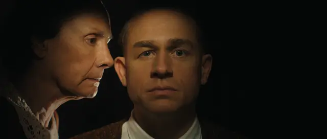 Charlie Hunnam in der 3. Staffel von „Monster“, die sich mit dem Serienmörder Ed Gein beschäftigt. Ab 3. Oktober 2025 auf Netflix. | Foto: Courtesy of Netflix