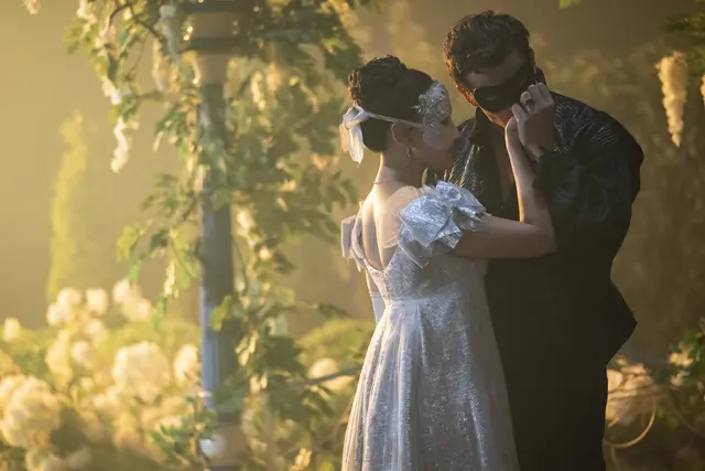 Yerin Ha (Sophie Baek) und Luke Thompson (Benedict Bridgerton) in "Bridgerton" | Foto: 2025 Netflix, Inc.