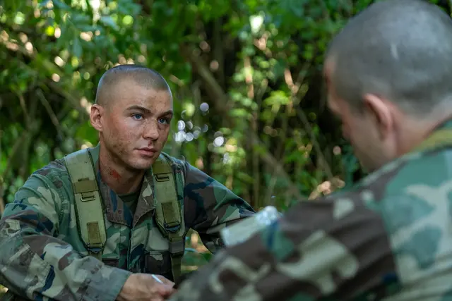 Miles Heizer (Cameron Cope) in "Boots" | Foto:  2024 Netflix, Inc.