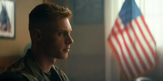 Max Parker (Sgt. Sullivan) in "Boots" | Foto: 2025 Netflix, Inc.