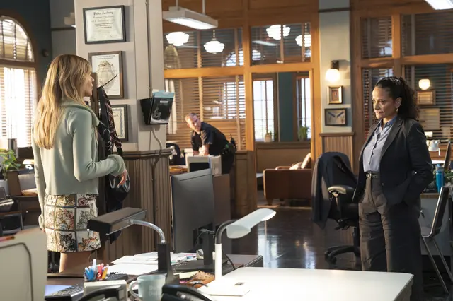 Kaitlin Olson (Morgan Gillory) und Judy Reyes (Selena Soto) in "high Potential" | Foto: 2025 Disney. All rights reserved.