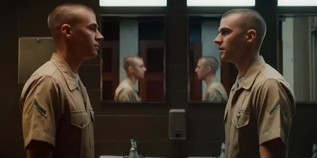Mehrfach sucht Cameron in "Boots" Staffel 1 das Zwiegespräch mit seinem schwulen Ich. | Foto: Courtesy of Netflix © 2025
