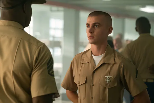 Cameron Cope kämpft sich in "Boots" Staffel 1 durch das herausfordernde Bootcamp der Marines. | Foto: Patti Perret/Netflix © 2024